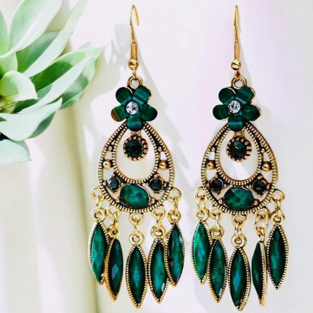 💙🆕💙 Elegant Green and Gold Chandelier Earrings